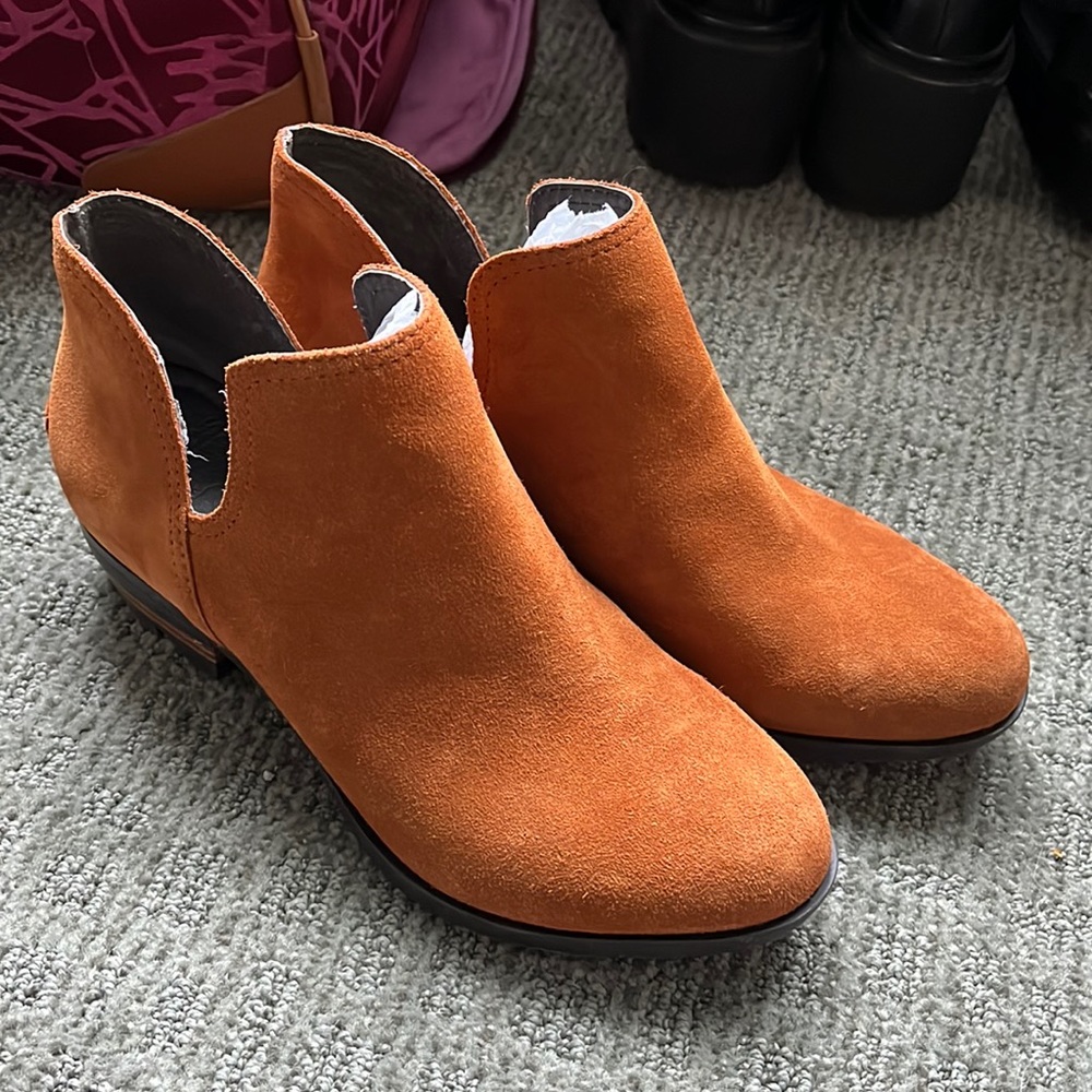 BRAND NEW- SOREL Lolla II cut out ice tea suede boots